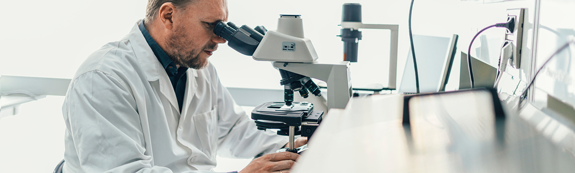 Image of a biologist working in a professional laboratory.