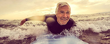 Homme senior fait du surf