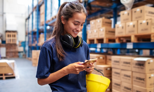 Étudiante en ingénierie dans une usine