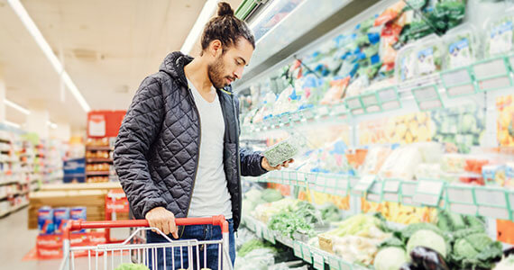 Homme qui fait son épicerie