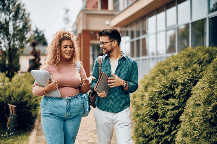 Photo de deux étudiants en train de marcher 