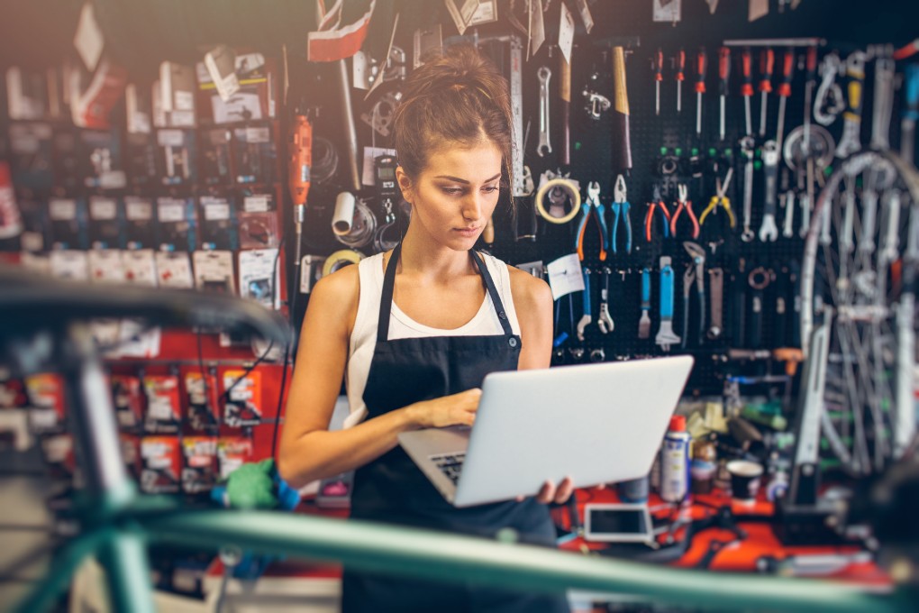 Trois entrepreneurs dans un entrepôt