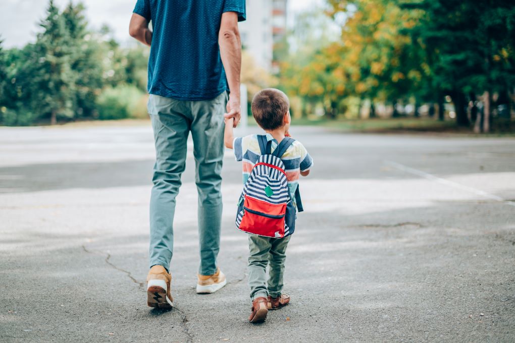 img-REEE-fonctionnement-et-avantages-1020x680.jpg father-walking-with-his-child