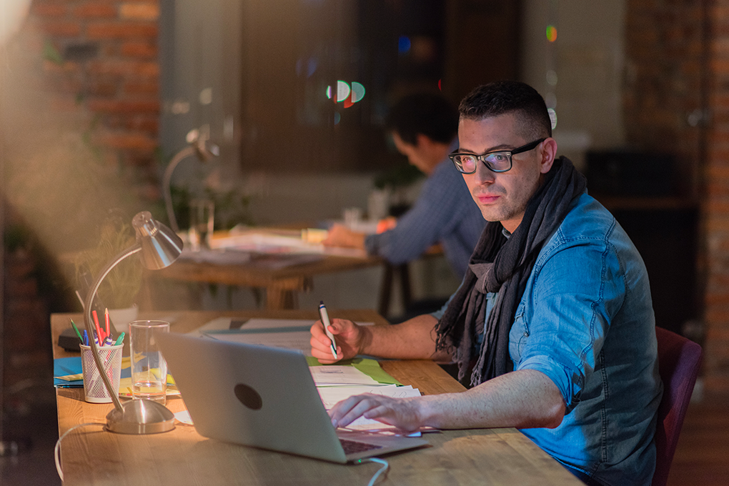 Entrepreneur produisant les états financiers de son entreprise. 