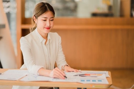 Une femme entrepreneur gère les finances de son entreprise