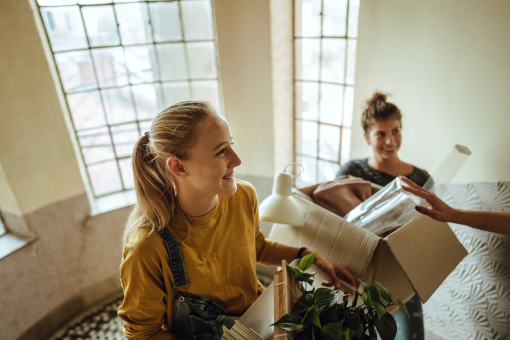 Photo of two young women moving out for an article about rental scams