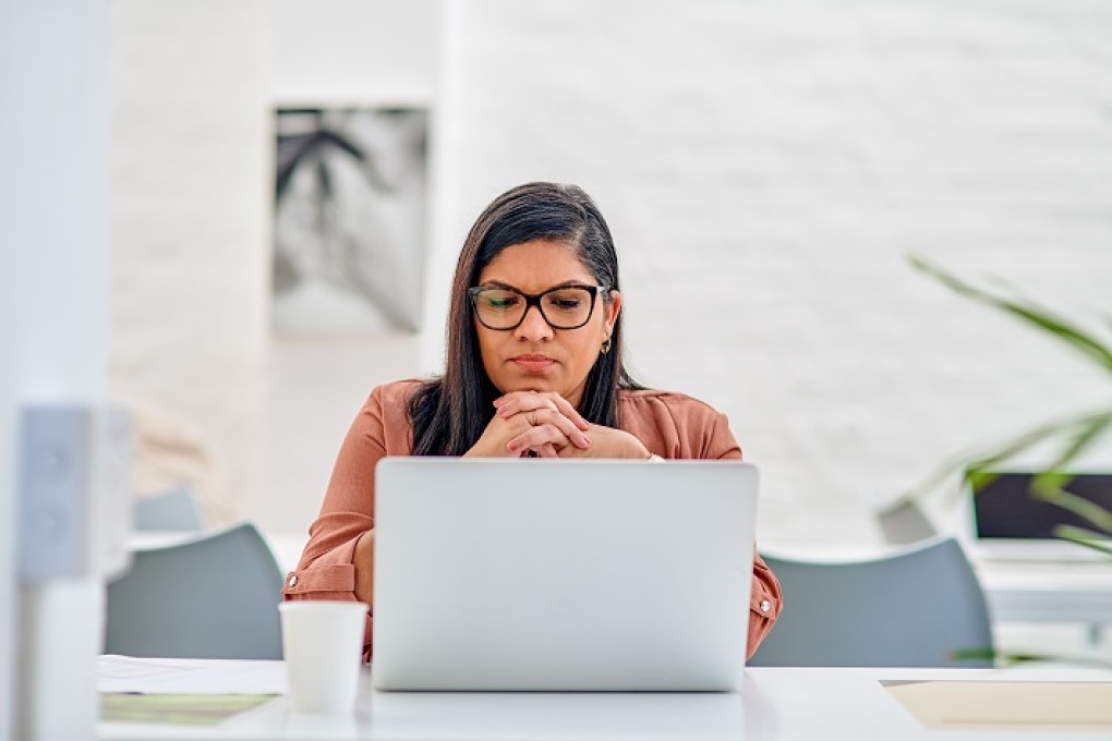 Une femme se questionne sur l’impact des hausses de taux sur son entreprise