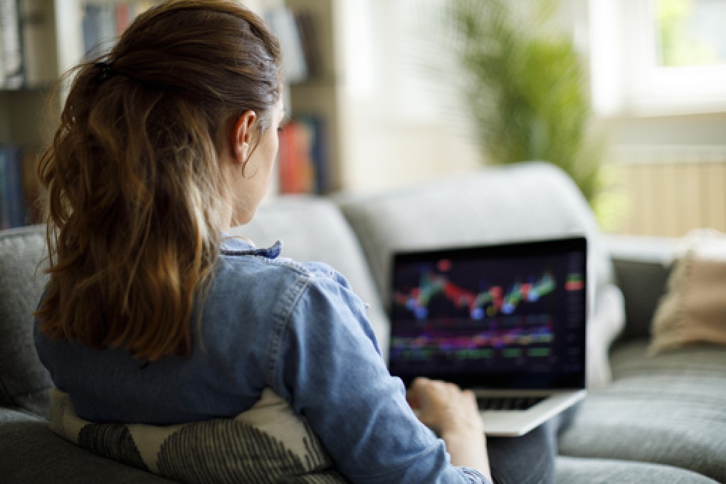 lexique-placements Young woman viewing stock charts on her computer