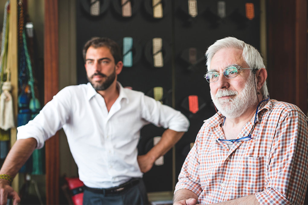 Un père en réflexion avec son fils