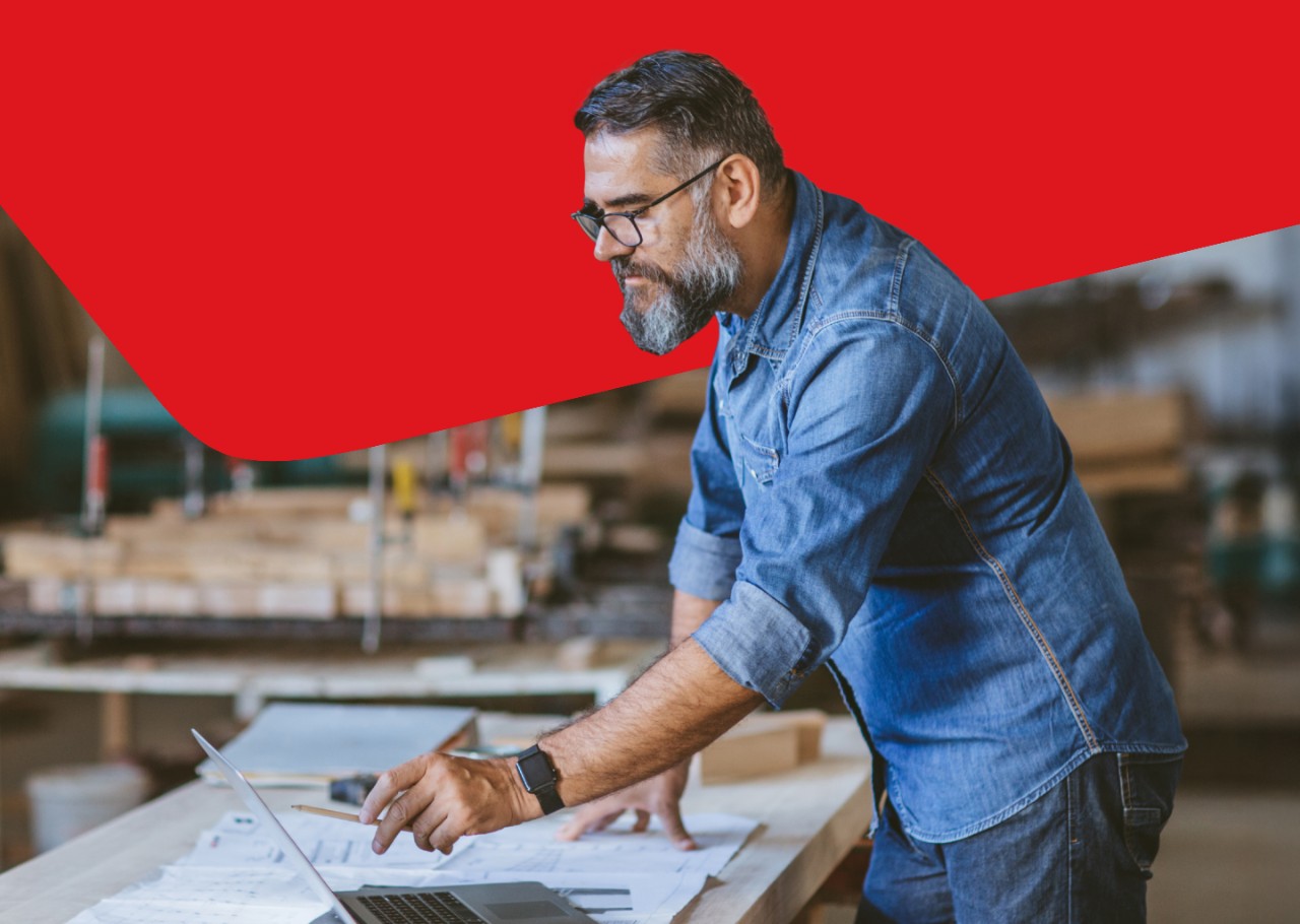 Photo of a person’s profile in front of the National Bank logo with a picto of someone giving a lecture 